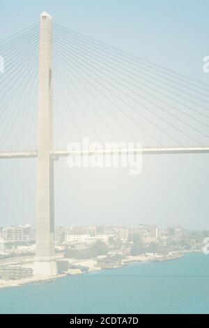 Il canale di Suez a El-Qantara con il Ponte della Pace di Mubarak Foto Stock