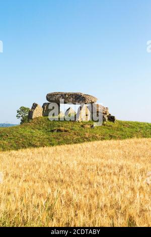 Civiltà Megalitica grave su una collina Foto Stock
