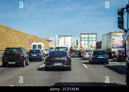 Auto e camion bloccati in ingorgo sulla strada statale di Budapest, Ungheria in una calda giornata estiva Foto Stock