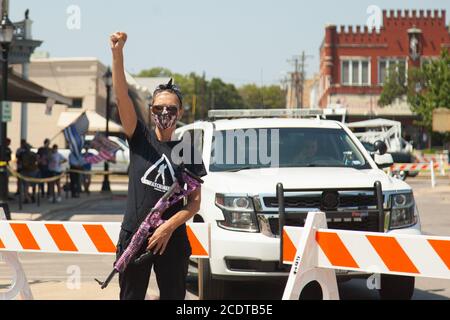 Weatherford, Texas, USA 29 agosto 2020. 29 agosto 2020, Weatherford, TX, USA: Manifestanti e contromanifestanti si riuniscono a Courtyard Square. I manifestanti chiedono la rimozione di un monumento ai soldati confederati. I manifestanti avevano il permesso del Dipartimento di polizia di Weatherford e si sono dati per una protesta pacifica. Alcuni argomenti sono stati scomposti, ma per la maggior parte, è rimasta pacifica, con pochi frappelli e un buon dialogo. Credit: Leslie Spurlock/ZUMA Wire/Alamy Live News Foto Stock