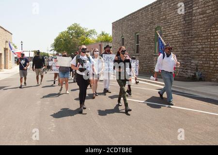 Weatherford, Texas, USA 29 agosto 2020. 29 agosto 2020, Weatherford, TX, USA: Manifestanti e contromanifestanti si riuniscono a Courtyard Square. I manifestanti chiedono la rimozione di un monumento ai soldati confederati. I manifestanti avevano il permesso del Dipartimento di polizia di Weatherford e si sono dati per una protesta pacifica. Alcuni argomenti sono stati scomposti, ma per la maggior parte, è rimasta pacifica, con pochi frappelli e un buon dialogo. Credit: Leslie Spurlock/ZUMA Wire/Alamy Live News Foto Stock