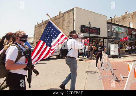 Weatherford, Texas, USA 29 agosto 2020. 29 agosto 2020, Weatherford, TX, USA: Manifestanti e contromanifestanti si riuniscono a Courtyard Square. I manifestanti chiedono la rimozione di un monumento ai soldati confederati. I manifestanti avevano il permesso del Dipartimento di polizia di Weatherford e si sono dati per una protesta pacifica. Alcuni argomenti sono stati scomposti, ma per la maggior parte, è rimasta pacifica, con pochi frappelli e un buon dialogo. Credit: Leslie Spurlock/ZUMA Wire/Alamy Live News Foto Stock