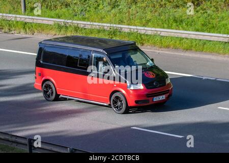 2008 Red Black VW Volkswagen Tr-Porter T30 130 TDI LWB; veicoli in movimento per il traffico veicolare, auto che guidano veicoli su strade del Regno Unito, motori, automobili sulla rete autostradale M6. Foto Stock