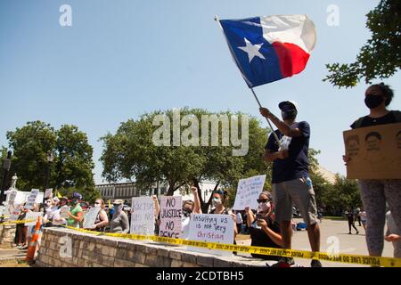 Weatherford, Texas, USA 29 agosto 2020. 29 agosto 2020, Weatherford, TX, USA: Manifestanti e contromanifestanti si riuniscono a Courtyard Square. I manifestanti chiedono la rimozione di un monumento ai soldati confederati. I manifestanti avevano il permesso del Dipartimento di polizia di Weatherford e si sono dati per una protesta pacifica. Alcuni argomenti sono stati scomposti, ma per la maggior parte, è rimasta pacifica, con pochi frappelli e un buon dialogo. Credit: Leslie Spurlock/ZUMA Wire/Alamy Live News Foto Stock