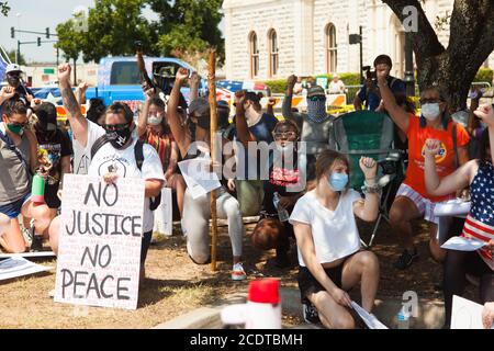 Weatherford, Texas, USA 29 agosto 2020. 29 agosto 2020, Weatherford, TX, USA: Manifestanti e contromanifestanti si riuniscono a Courtyard Square. I manifestanti chiedono la rimozione di un monumento ai soldati confederati. I manifestanti avevano il permesso del Dipartimento di polizia di Weatherford e si sono dati per una protesta pacifica. Alcuni argomenti sono stati scomposti, ma per la maggior parte, è rimasta pacifica, con pochi frappelli e un buon dialogo. Credit: Leslie Spurlock/ZUMA Wire/Alamy Live News Foto Stock