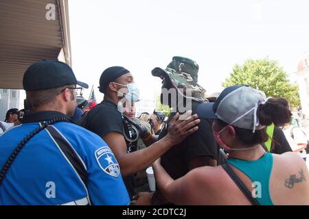 Weatherford, Texas, USA 29 agosto 2020. 29 agosto 2020, Weatherford, TX, USA: Manifestanti e contromanifestanti si riuniscono a Courtyard Square. I manifestanti chiedono la rimozione di un monumento ai soldati confederati. I manifestanti avevano il permesso del Dipartimento di polizia di Weatherford e si sono dati per una protesta pacifica. Alcuni argomenti sono stati scomposti, ma per la maggior parte, è rimasta pacifica, con pochi frappelli e un buon dialogo. Credit: Leslie Spurlock/ZUMA Wire/Alamy Live News Foto Stock