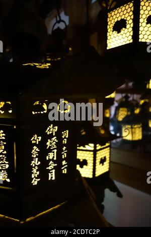 Lanterne Illuminazione nel buio, Kasuga-Taisha Santuario, Nara, Giappone Foto Stock