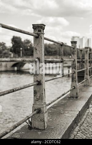 Vecchia ferrovia storica sulle rive del fiume Sprea A Berlino Foto Stock