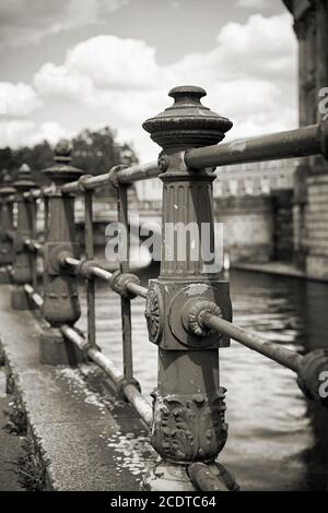 Vecchia ferrovia storica sulle rive del fiume Sprea A Berlino Foto Stock