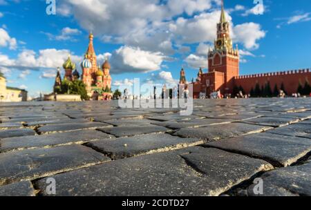 Piazza Rossa con Cremlino in estate, Mosca, Russia. E' il punto di riferimento principale di Mosca. Strada acciottolata in granito nel centro di Mosca. Vecchi ciottoli di principale Foto Stock