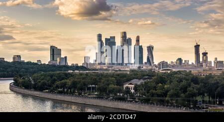 I grattacieli della città di Mosca e l'argine di Luzhniki, Mosca, Russia. Paesaggio urbano di Mosca con complessi di edifici moderni sul fiume Moskva. Panoramica Foto Stock