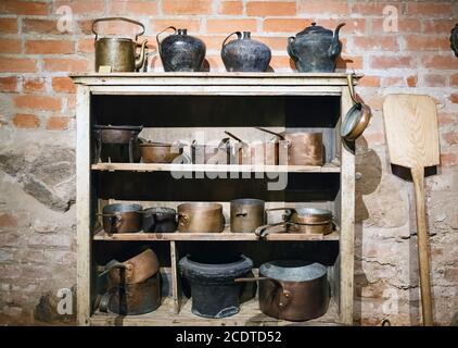 Utensili da cucina in rame vintage Foto Stock