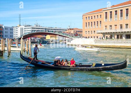 VENEZIA,ITALIA - LUGLIO 26,2017 : turisti in gondola al Canal Grande vicino al Ponte della Costituzione a Venezia Foto Stock