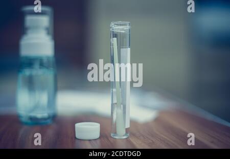 Foto closeup di un test con tampone Covid da casa kit Foto Stock