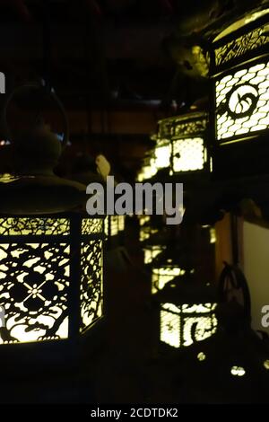 Lanterne Illuminazione nel buio, Kasuga-Taisha Santuario, Nara, Giappone Foto Stock