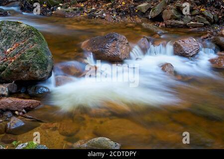 Il fiume Ilse a Ilsenburg ai piedi del Brocken nel Parco Nazionale di Harz Foto Stock