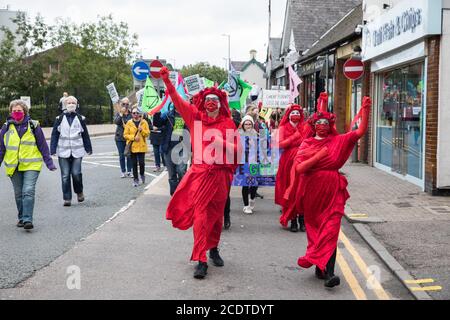 Bishop’s Stortford, Regno Unito. 29 agosto 2020. I membri della Brigata ribelle Rossa si uniscono ad altri attivisti del clima della ribellione estinzione per una protesta contro l'espansione dell'aeroporto di Stansted. Gli attivisti chiedono al Manchester airports Group di ritirare il loro appello, per il quale il consiglio distrettuale di Utttlesford aveva precedentemente rifiutato il permesso di pianificare, per poter espandere l'aeroporto di Stansted da un massimo di 35 milioni a 43 milioni di passeggeri l'anno, Invita inoltre il governo ad arrestare l'espansione degli aeroporti per mantenere gli impegni assunti nell'ambito dell'accordo di Parigi. Credito: Mark KE Foto Stock