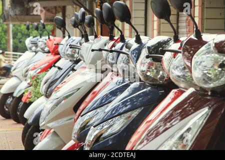 Goa, India - 05 marzo 2015: Gli scooter parcheggiati in una strada cittadina Foto Stock