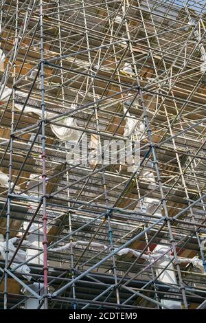 Impalcatura sulla facciata di un edificio in città Centro di Dresda Foto Stock