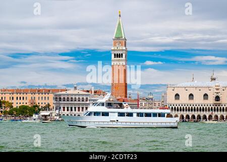 Yacht a vela sul Canal Grande di fronte a Piazza San Marco a Venezia, Italia Foto Stock