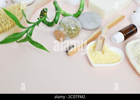 Accessori per il bagno in pietra bianca di sfondo, vista dall'alto, copia dello spazio. Daily bodycare concetto, organici prodotti da bagno. Foto Stock