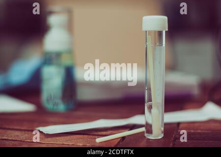 Foto closeup di un test con tampone Covid da casa kit Foto Stock