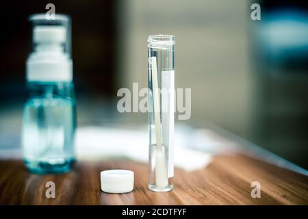 Foto closeup di un test con tampone Covid da casa kit Foto Stock