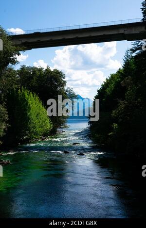 Vista del fiume Correntoso (Rio Correntoso), che corre dal lago Correntoso al lago Nahuel Huapi, che si erge come uno dei fiumi più corti del mondo. Vi Foto Stock