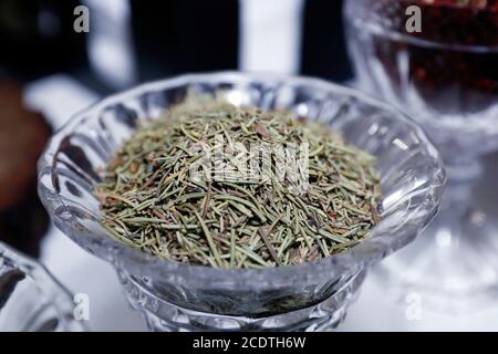 Rami verdi di rosmarino Rosmarinus officinalis in vaso di vetro Foto Stock