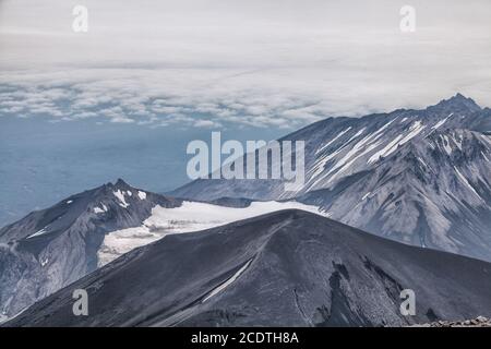 Montagne e vulcani. Bellissimo paesaggio della Kamchatka Penins Foto Stock