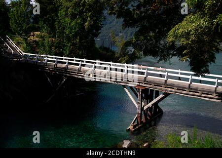 Villa la Angostura, Argentina. 10 febbraio 2020. Vista del Ponte Vecchio sul fiume Correntoso (Rio Correntoso) Foto Stock