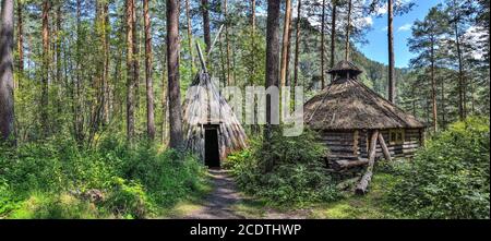 Dimora tradizionale di popolazioni indigene che vivono nelle montagne Altai Foto Stock
