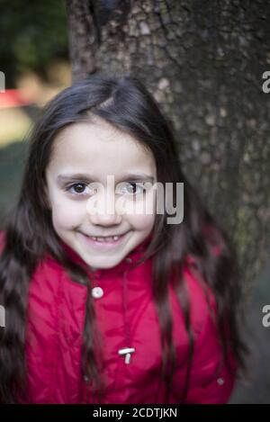 ritratto di una bambina di 7 anni su esterno Foto Stock