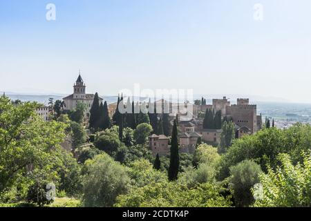 Vista del campanile dell'Alhambra e del palazzo dai giardini Generalife di Granada, Spagna, Europa Foto Stock