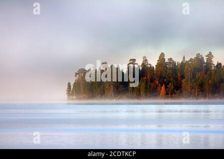 Autunno, l'acqua si raffredda e forma la nebbia Foto Stock