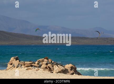 Tratto di costa sull'isola di Fuerteventura visto da La spiaggia nell'arcipelago delle Canarie Foto Stock