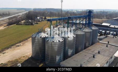 Drone Shot di un grande impianto agricolo silo in Europa. Foto Stock