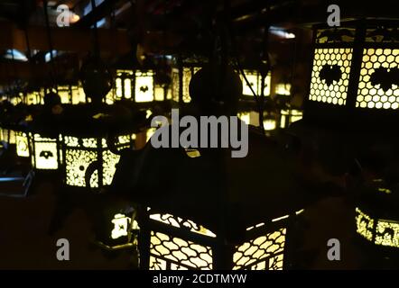 Lanterne Illuminazione nel buio, Kasuga-Taisha Santuario, Nara, Giappone Foto Stock