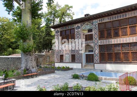 Il Palazzo dei Khan Sheki costruito nel 18 ° secolo nella città di Sheki. Edifici storici in Azerbaigian Foto Stock
