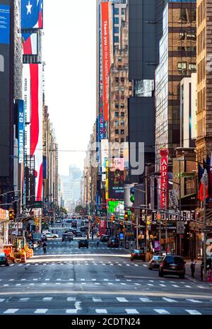 Via vuota Seventh Avenue New York durante COVID-19 Pandemic Foto Stock