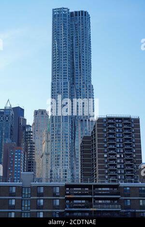 NEW YORK CITY, NY -22 AGO 2020- Vista del grattacielo 8 Spruce Street New York di Gehry (Beekman Tower) progettato dall'architetto Frank Gehry in Lower ma Foto Stock