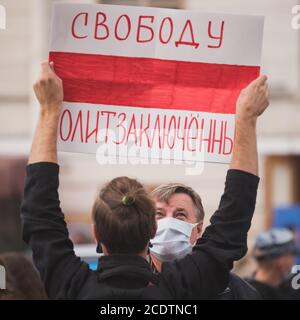 San Pietroburgo, Russia - 29 agosto 2020: Un passerby guarda il manifesto nelle mani del manifestante. Foto Stock