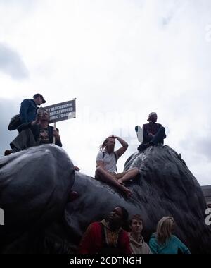 Trafagar Square, Londra, 29 agosto 2020. Le persone protestano contro le regole di blocco che agaista il governo, le porte dei conti e i vaccini. David Icke Foto Stock