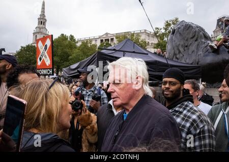 Trafagar Square, Londra, 29 agosto 2020. Le persone protestano contro le regole di blocco che agaista il governo, le porte dei conti e i vaccini. David Icke Foto Stock
