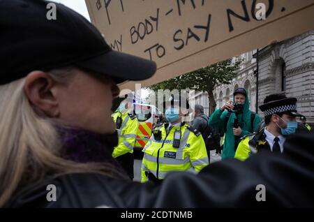 Trafagar Square, Londra, 29 agosto 2020. Le persone protestano contro le regole di blocco che agaista il governo, le porte dei conti e i vaccini. David Icke Foto Stock
