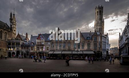 Serata presso gli edifici storici del Municipio e. Basilica del Santo sangue su Piazza Burg con il Torre Belfry sullo sfondo di Bruges Foto Stock