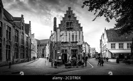 Foto in bianco e nero delle storiche case di mattoni all'angolo tra Mariastraat e Heilige-Geeststraat, nel cuore della città di Bruges, Belgio Foto Stock