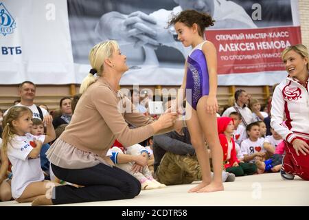 Mosca, Russia. 25 ottobre 2014 i due campioni olimpici Svetlana Khorkina (a sinistra) ed Elena Zamolodchikova (a destra) danno una master class ai giovani ginnasti nella sala sportiva Dynamo dello stadio olimpico di Mosca, in Russia Foto Stock