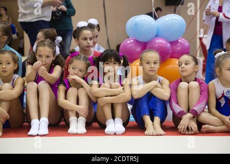 Mosca, Russia. 25 ottobre 2014 giovani ginnasti si preparano per la master class del campione olimpico Alexey Nemov presso la sala di ginnastica Dynamo dello stadio olimpico di Mosca, Russia Foto Stock