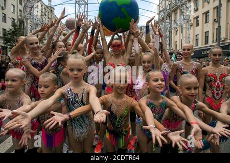 Mosca, Russia. 9 settembre 2017 prestazioni dimostrative di giovani atleti in ginnastica ritmica in via Tverskaya durante la celebrazione della giornata cittadina di Mosca Foto Stock